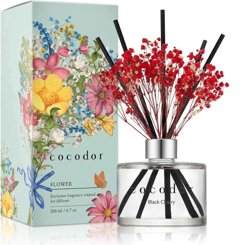 Αρωματικό χώρου Cocodor Flower Diffuser Black Cherry 200ml με κόκκινα λουλούδια, μαύρα sticks και ανθισμένη συσκευασία σε λευκό φόντο - VassoHome