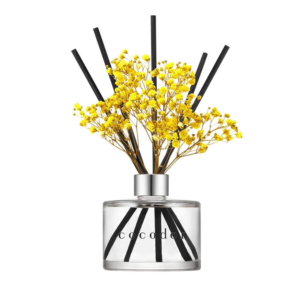  Αρωματικό χώρου Cocodor Flower Diffuser με κίτρινα λουλούδια, μαύρα sticks και ασημί κολάρο σε λευκό φόντο - VassoHome 