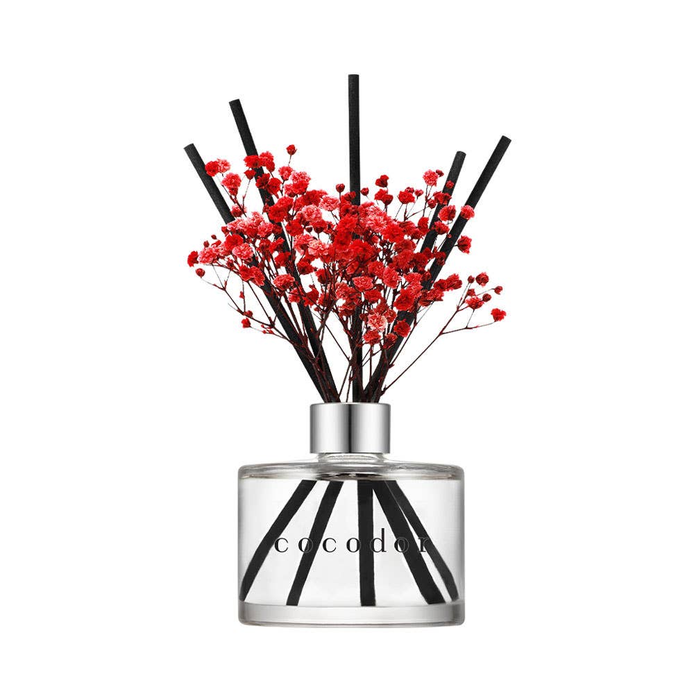 Αρωματικό χώρου Cocodor Flower Diffuser με κόκκινα λουλούδια, μαύρα sticks και ασημί κολάρο σε λευκό φόντο - VassoHome