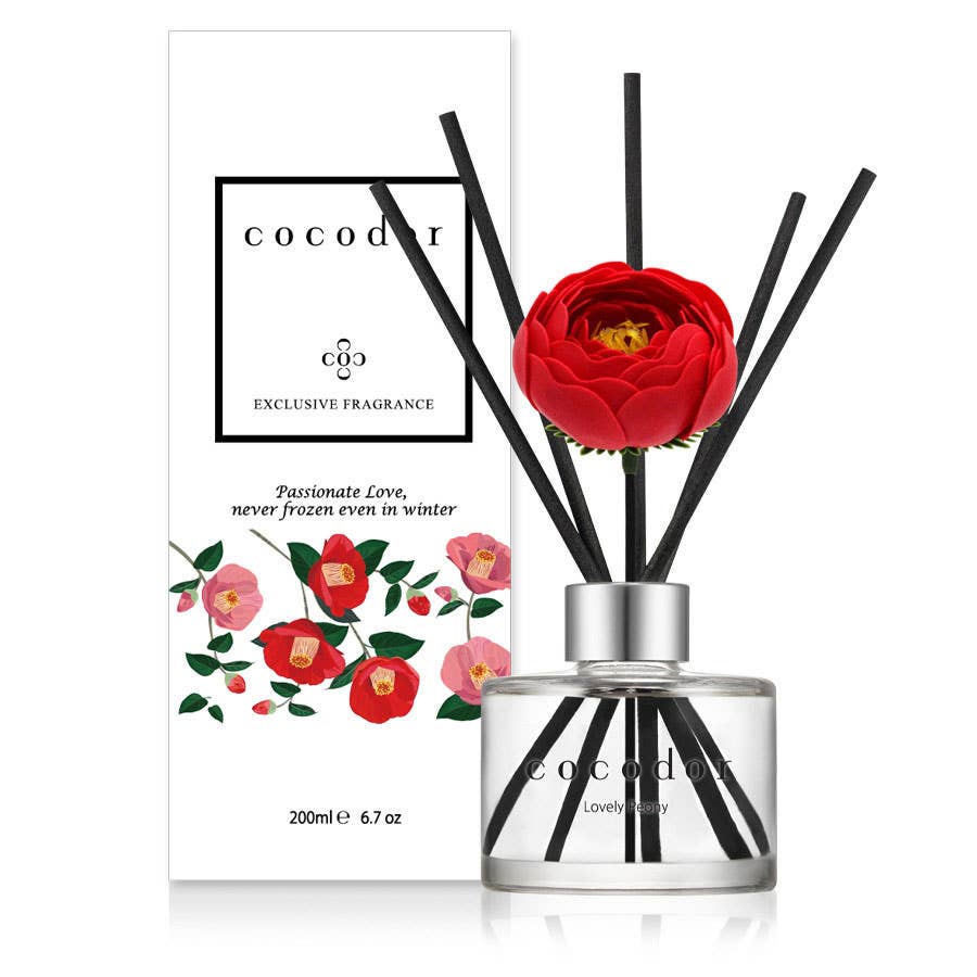 Cocodor Camelia Lovely Peony με κόκκινο λουλούδι, μαύρα sticks και λευκή συσκευασία με σχέδια λουλουδιών σε λευκό φόντο - VassoHome
