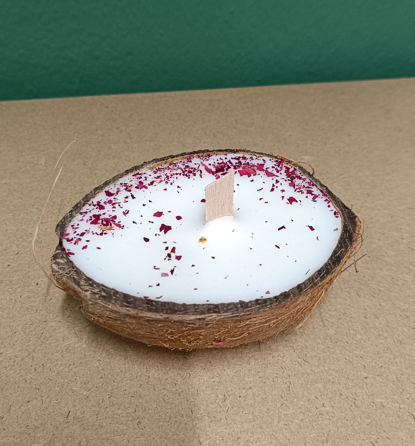 Coconut Rosé – Αρωματικό Κερί σε Φυσική Καρύδα(Περιορισμένη Έκδοση)