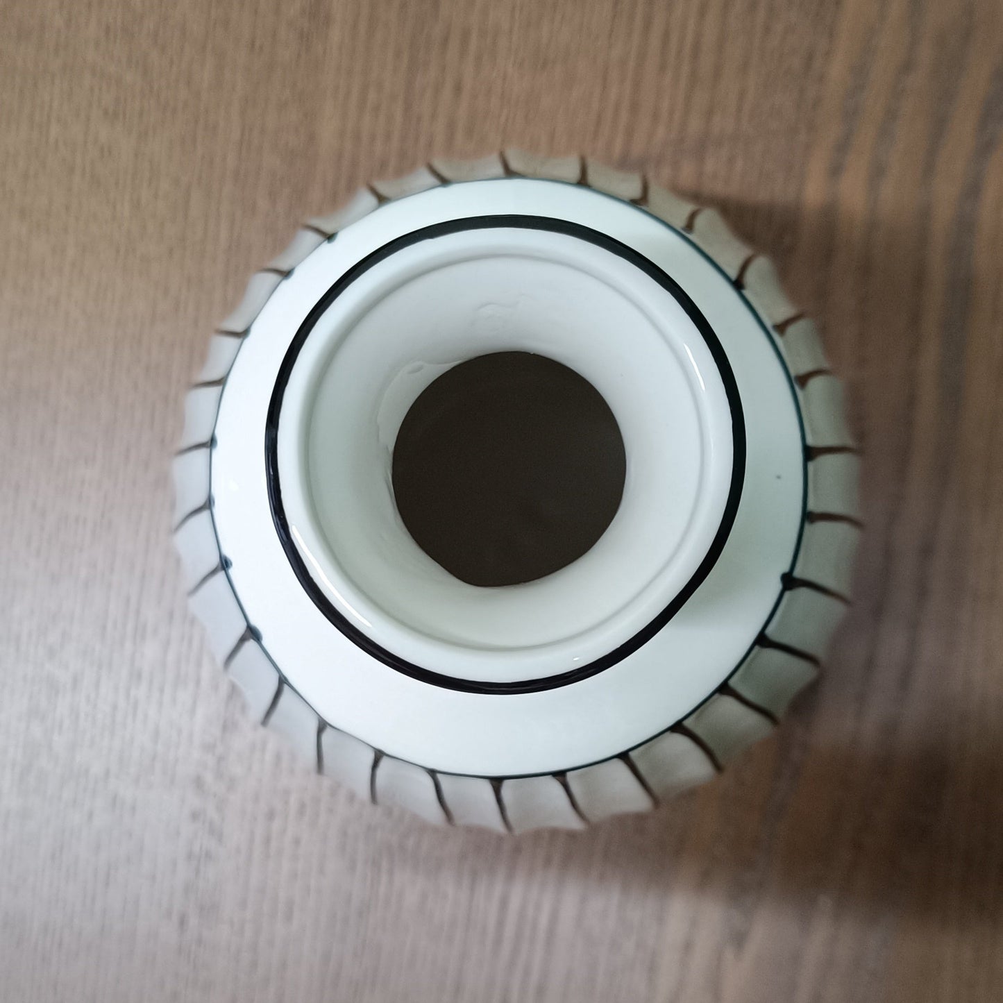 Κεραμικό Βάζο Ριγέ Λευκό–Μαύρο – 28 εκ. Διακοσμητικό Χώρου