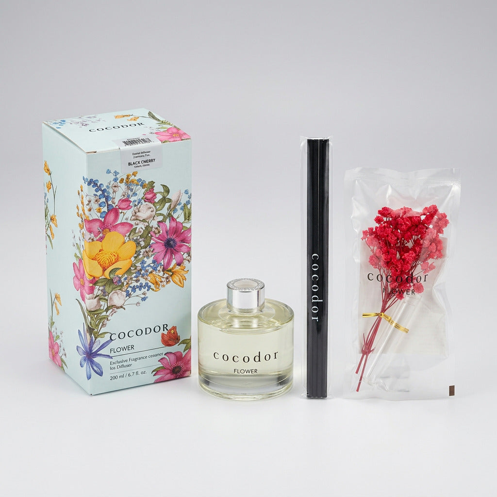 Περιεχόμενα συσκευασίας Cocodor Flower Diffuser Black Cherry με γυάλινο μπουκάλι, μαύρα sticks και κόκκινα λουλούδια σε λευκό φόντο - VassoHome