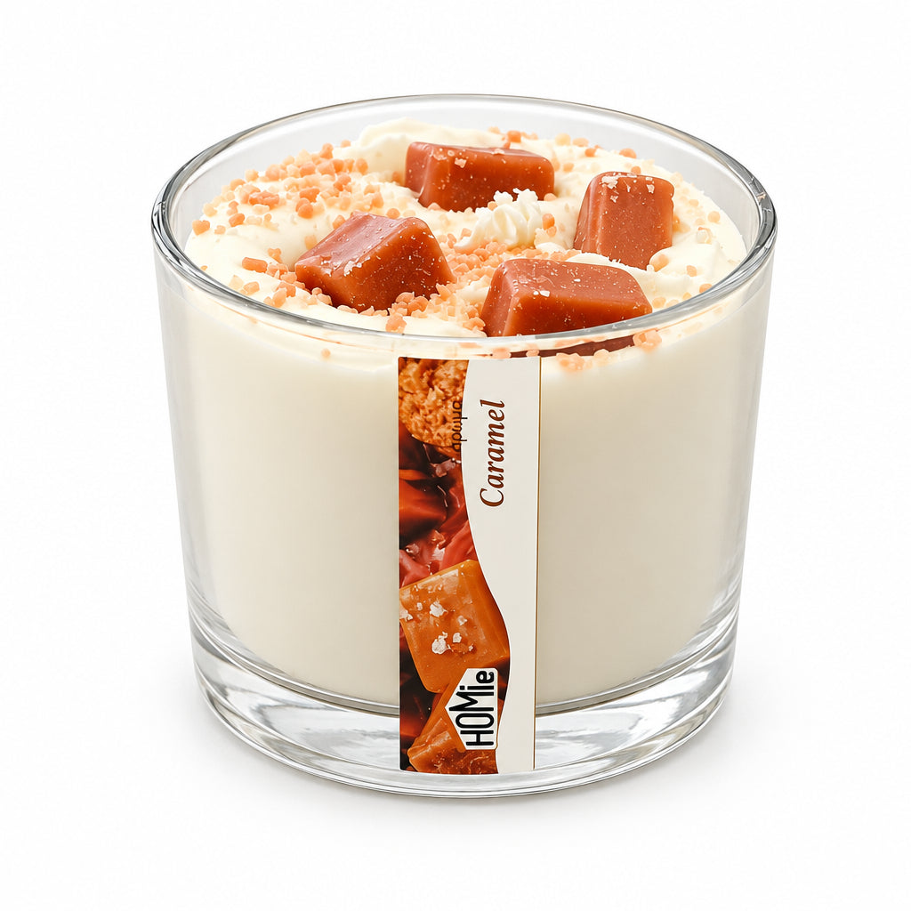 Αρωματικό dessert κερί Caramel σε γυάλινο βάζο με label, πλάγια όψη σε λευκό φόντο - VassoHome