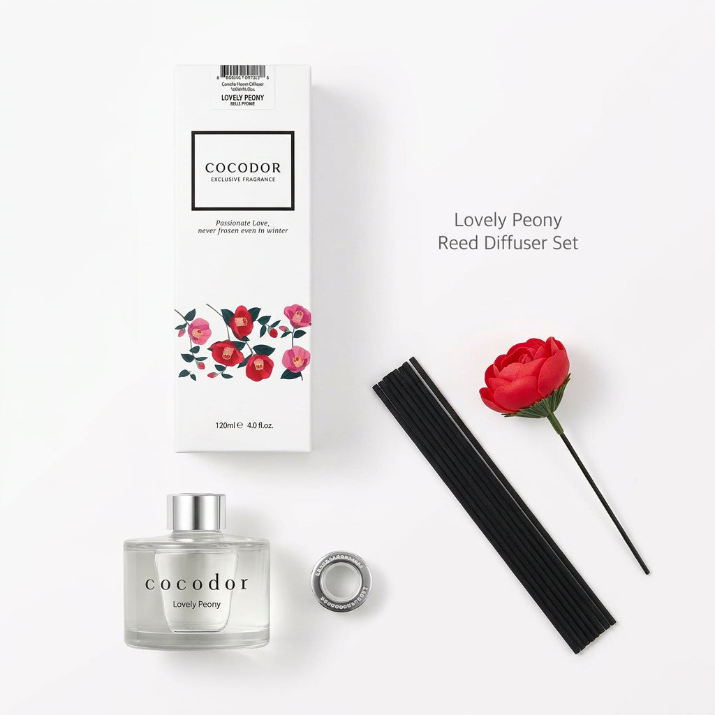 Περιεχόμενα συσκευασίας Cocodor Camelia Lovely Peony 120ml με γυάλινο μπουκάλι, ασημί κολάρο, μαύρα sticks και κόκκινο λουλούδι σε λευκό φόντο - VassoHome