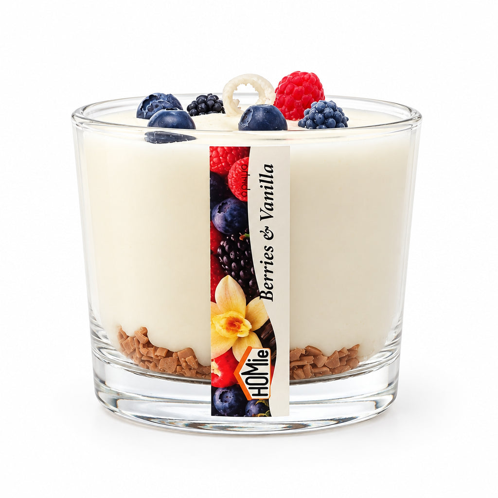 Αρωματικό dessert κερί Berries & Vanilla σε γυάλινο βάζο με label, πλάγια όψη σε λευκό φόντο - VassoHome
