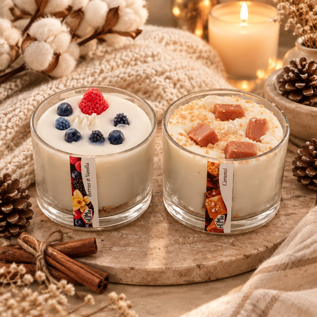 Αρωματικά dessert κεριά Berries & Vanilla και Caramel σε μαρμάρινο δίσκο με κανέλες, κουκουνάρια, βαμβάκι και αναμμένο κερί σε cozy χειμωνιάτικη ατμόσφαιρα - VassoHome