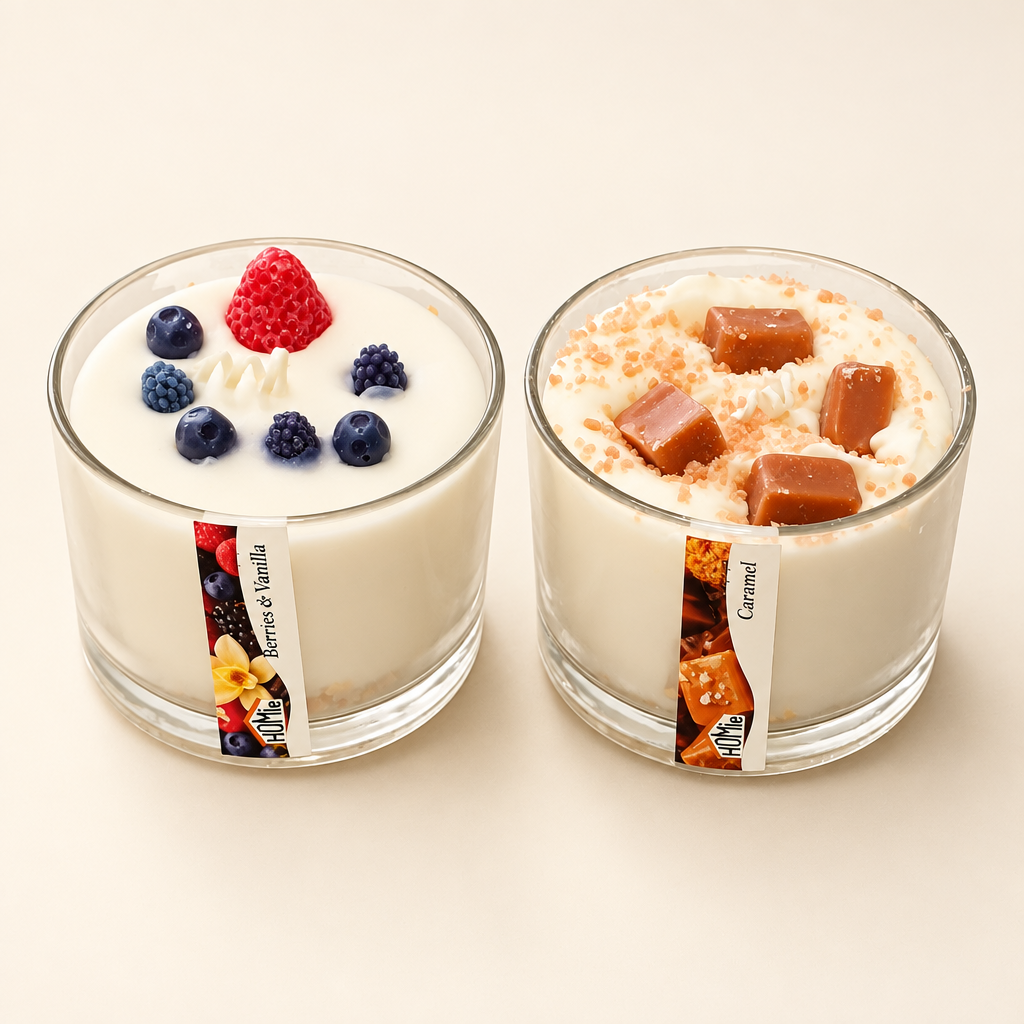 Αρωματικά dessert κεριά Berries & Vanilla και Caramel σε γυάλινα βάζα δίπλα δίπλα σε μπεζ φόντο - VassoHome